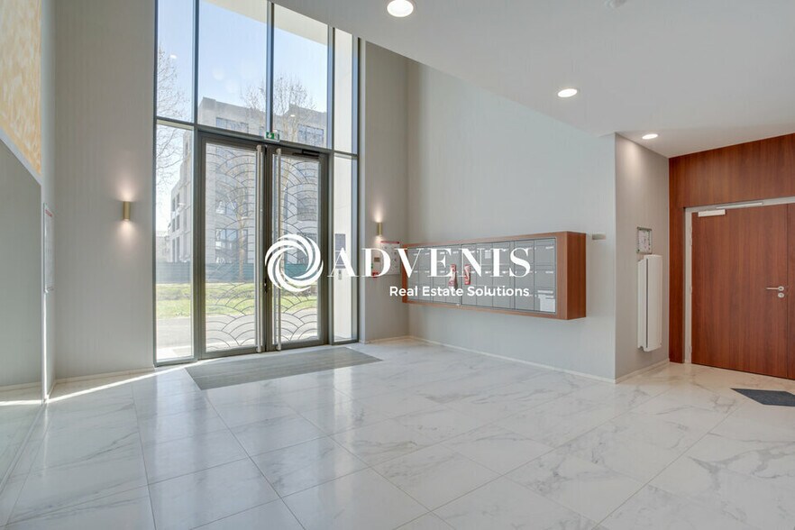 24 Avenue Hergé, Chessy to rent - Lobby - Image 2 of 5