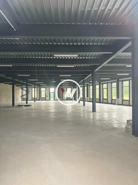 Light Industrial in Tremblay-en-France for sale - Interior Photo - Image 2 of 2