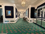 Un hall d'entrée élégant au charme intemporel.