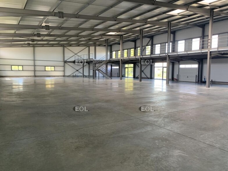 Light Industrial in Taillades for sale - Interior Photo - Image 3 of 8