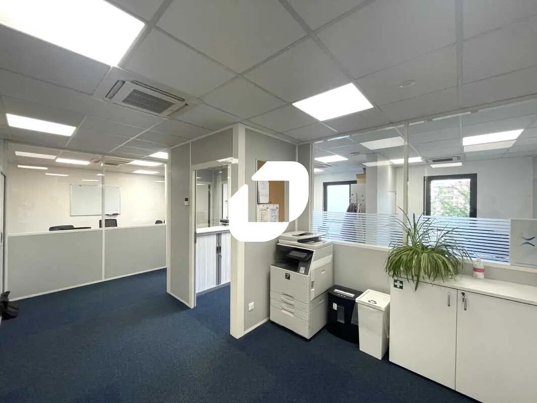 Office in Lyon for sale Building Photo- Image 1 of 17
