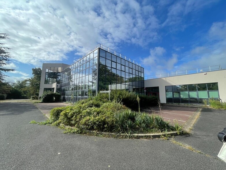 Light Industrial in Villebon-sur-Yvette to rent - Building Photo - Image 2 of 9