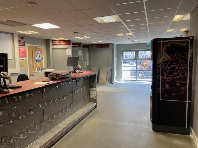 Motherwell Way, Grays to rent - Interior Photo - Image 2 of 3