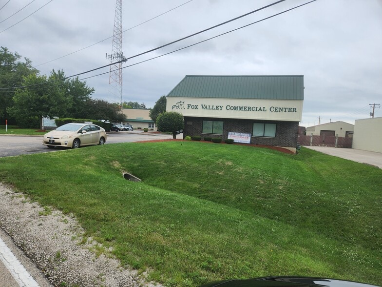 1625 Weld Rd, Elgin, IL to rent - Building Photo - Image 1 of 9