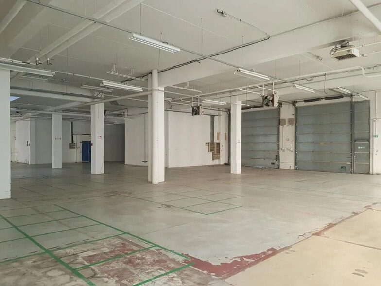 Light Industrial in Villepinte for sale - Interior Photo - Image 2 of 6