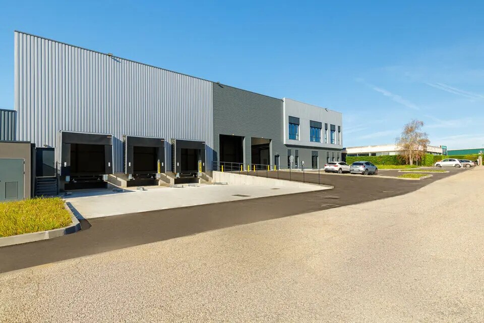 Industrial in Corbas to rent Building Photo- Image 1 of 9