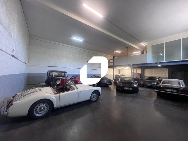 Light Industrial in Chelles to rent - Interior Photo - Image 1 of 11