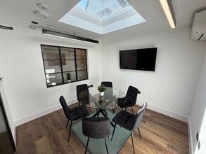5 Crown Passage, Kingston Upon Thames to rent Interior Photo- Image 2 of 5