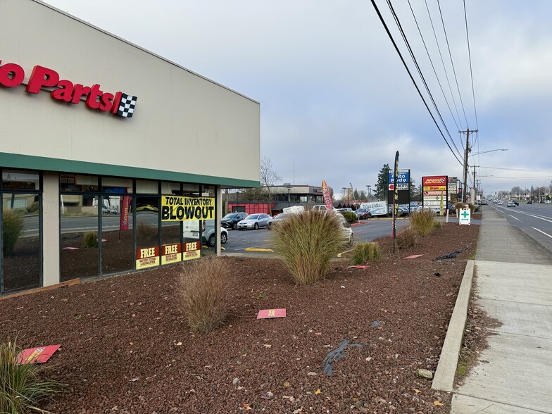 17401 SE McLoughlin Blvd, Milwaukie, OR for rent - Building Photo - Image 3 of 10