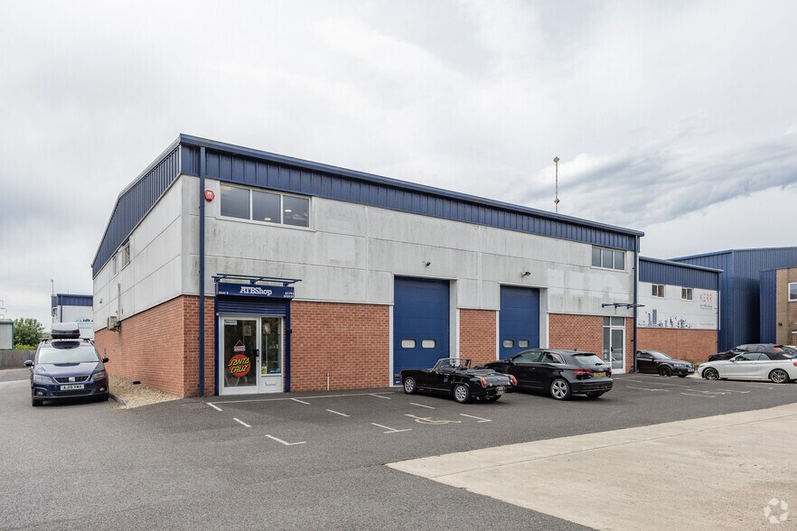 Southmead Close, Swindon to rent - Primary Photo - Image 1 of 3