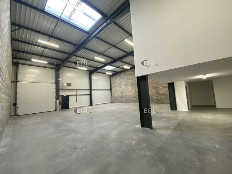 Light Industrial in Grigny to rent - Interior Photo - Image 2 of 3