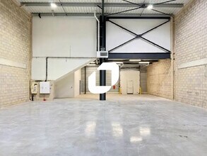 Light Industrial in Trappes to rent Interior Photo- Image 2 of 5
