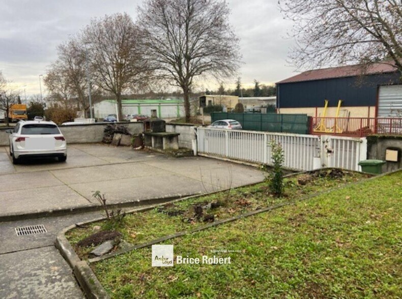 Light Industrial in Saint Laurent De Mure to rent - Building Photo - Image 3 of 5
