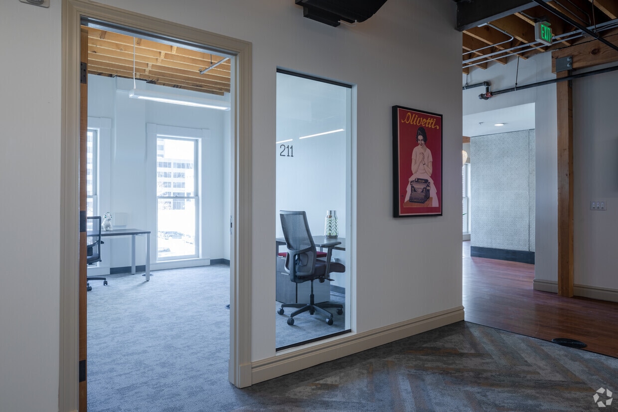 1512 Curtis St, Denver, CO to rent Interior Photo- Image 1 of 2