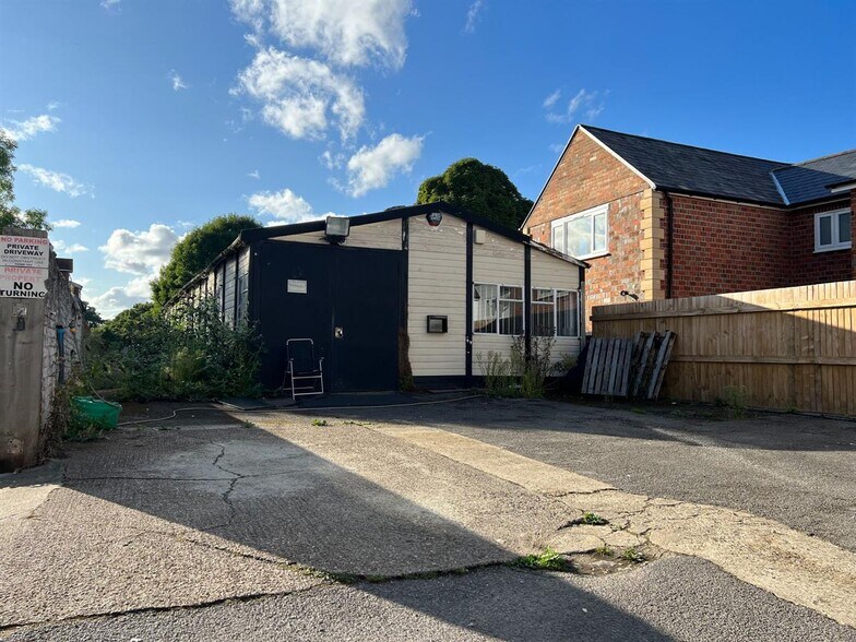 High St, Edenbridge to rent - Building Photo - Image 1 of 3