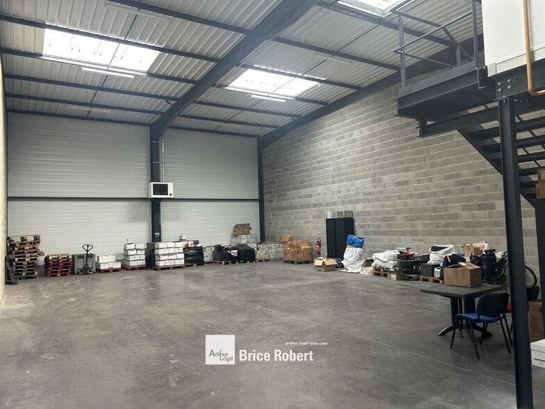 Light Industrial in Meyzieu to rent - Interior Photo - Image 2 of 6
