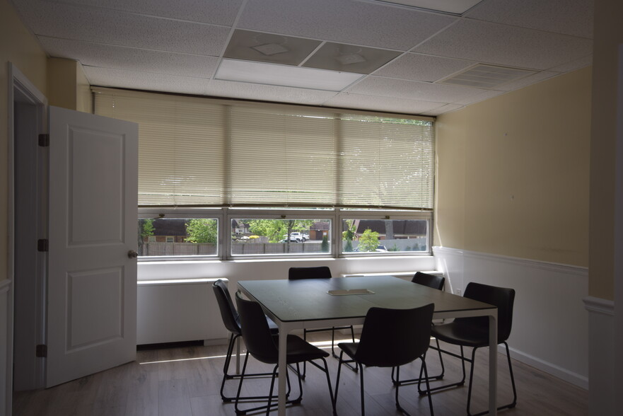 417 W Broad St, Falls Church, VA for rent - Interior Photo - Image 2 of 8