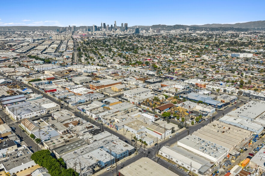 1415-1425 Esperanza & 3537 Union Pacific portfolio of 3 properties for sale on LoopNet.co.uk - Building Photo - Image 2 of 28