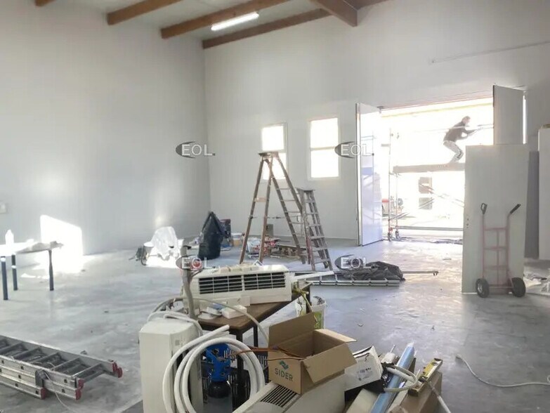 Industrial in Toussieu to rent - Interior Photo - Image 3 of 10