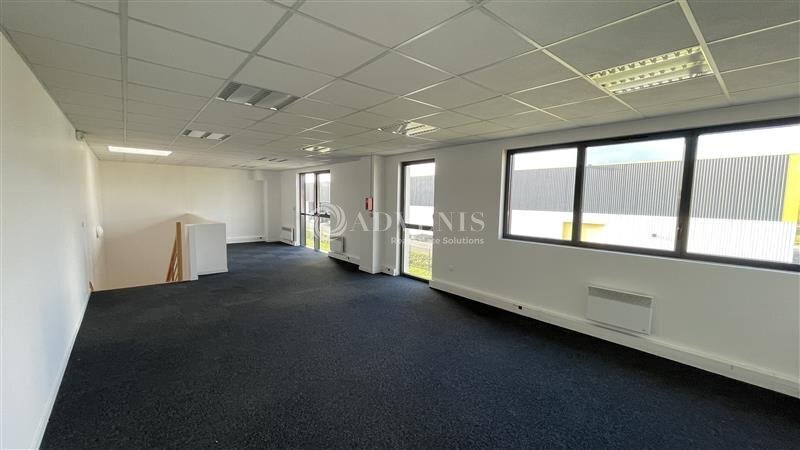 Light Industrial in Lieusaint to rent - Building Photo - Image 2 of 6