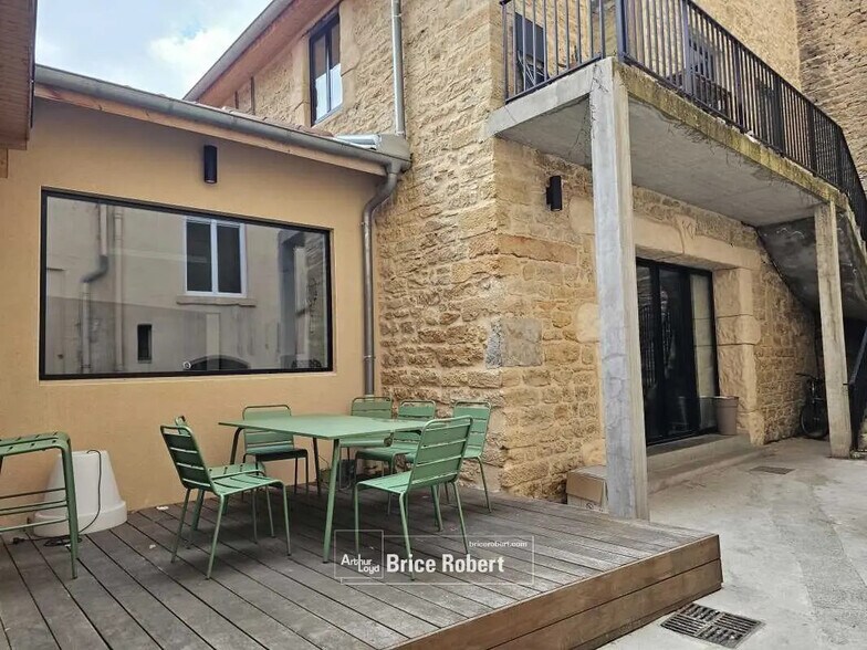 Office in Lyon for sale - Building Photo - Image 1 of 2