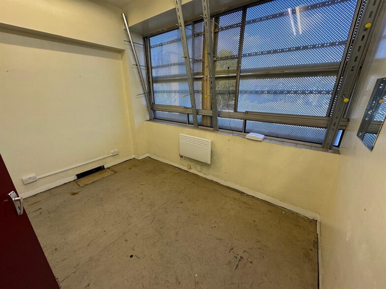 194-196 South Street, Romford to rent - Building Photo - Image 3 of 16
