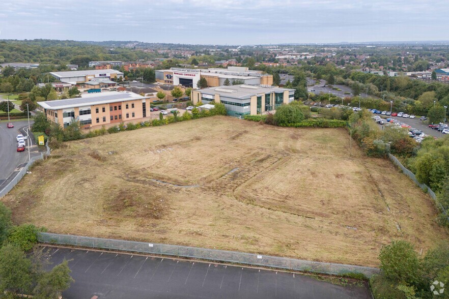 Castlegate Way, Dudley for rent - Building Photo - Image 2 of 16