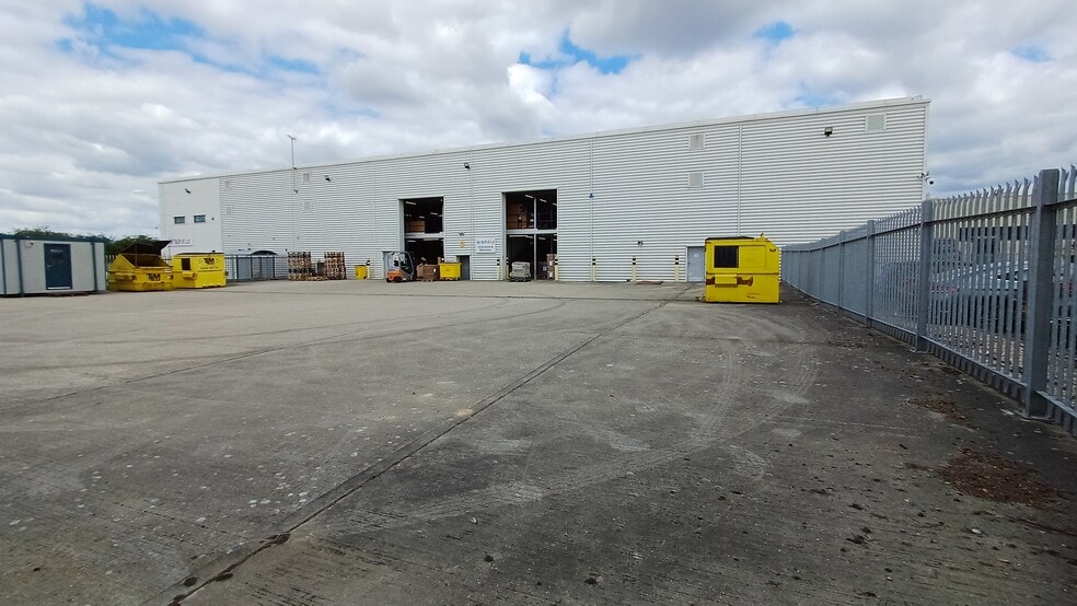 Fenton Way, Basildon to rent - Building Photo - Image 2 of 5