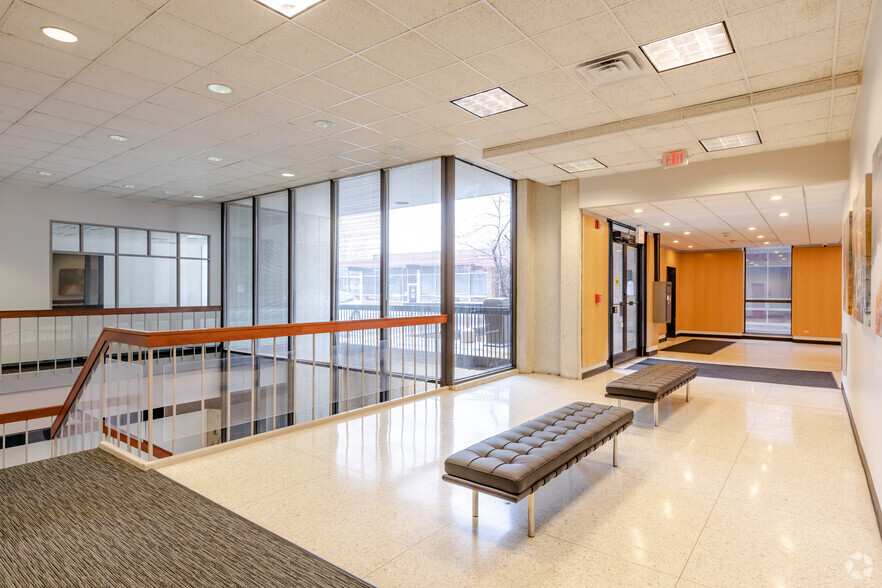 2454 E Dempster St, Des Plaines, IL for rent - Lobby - Image 3 of 9