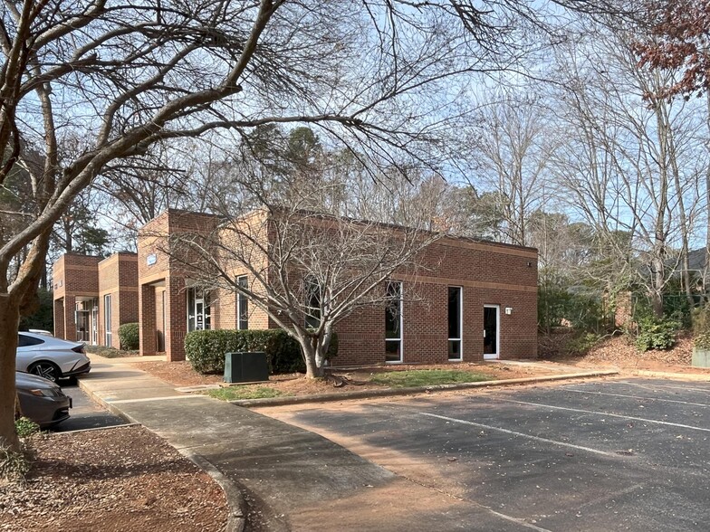 114-120 New Edition Ct, Cary, NC for rent - Building Photo - Image 1 of 8