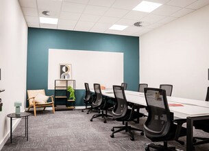 2 Millshaw Park Ln, Leeds to rent Interior Photo- Image 2 of 4