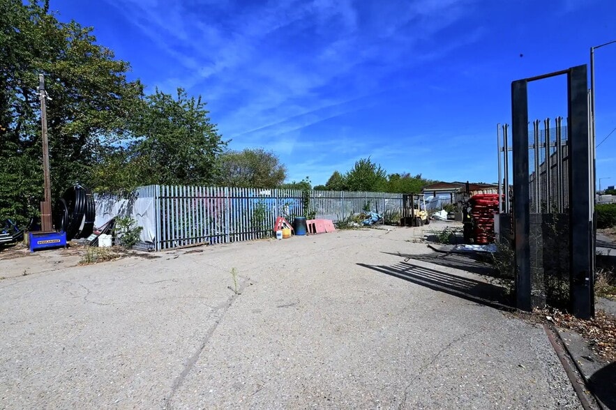 1160 Mollison Ave, Enfield to rent - Building Photo - Image 3 of 6