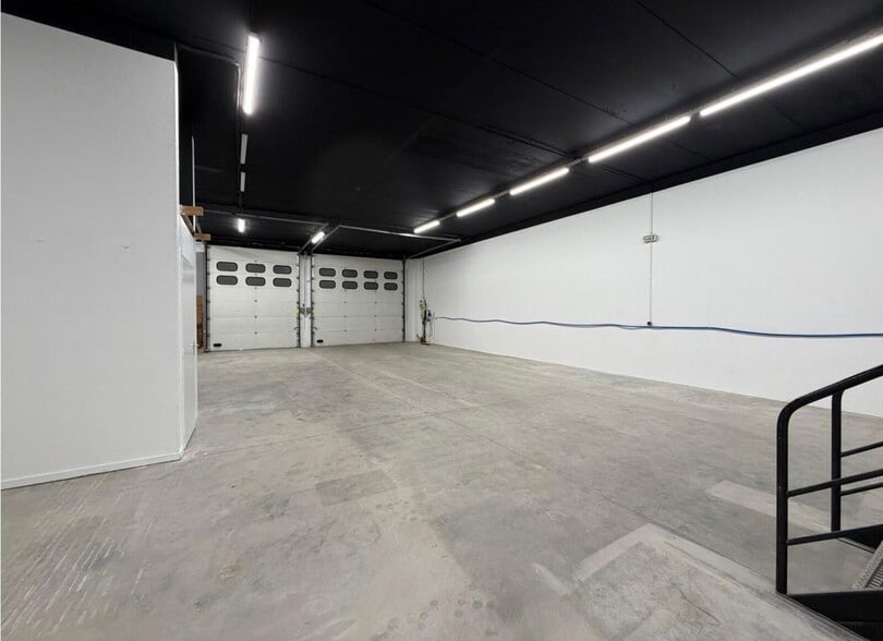 Light Industrial in Brignais for sale - Building Photo - Image 2 of 7
