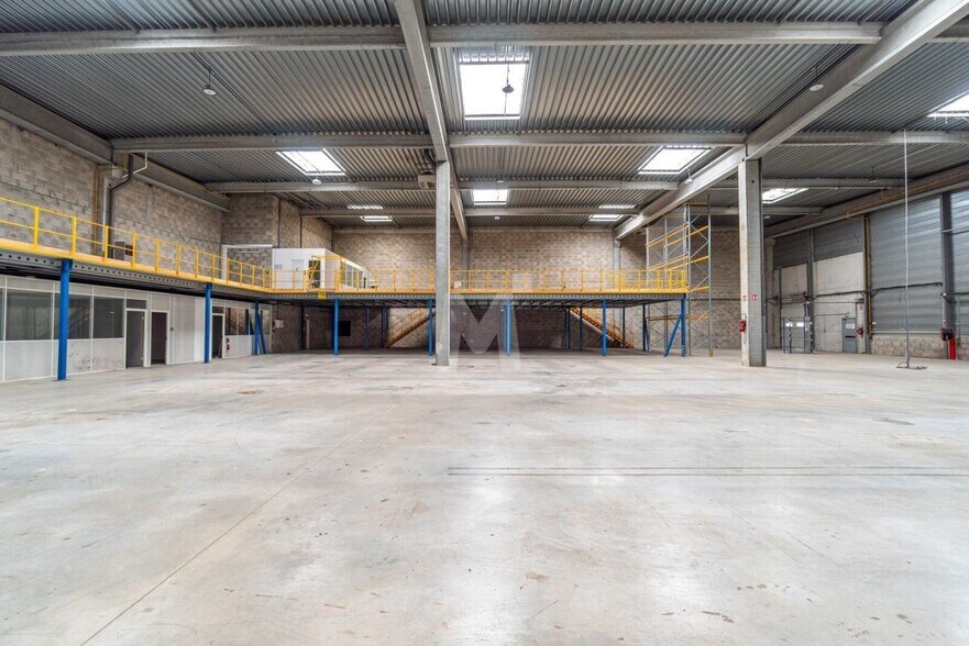 Industrial in Combs-la-Ville to rent - Building Photo - Image 3 of 14