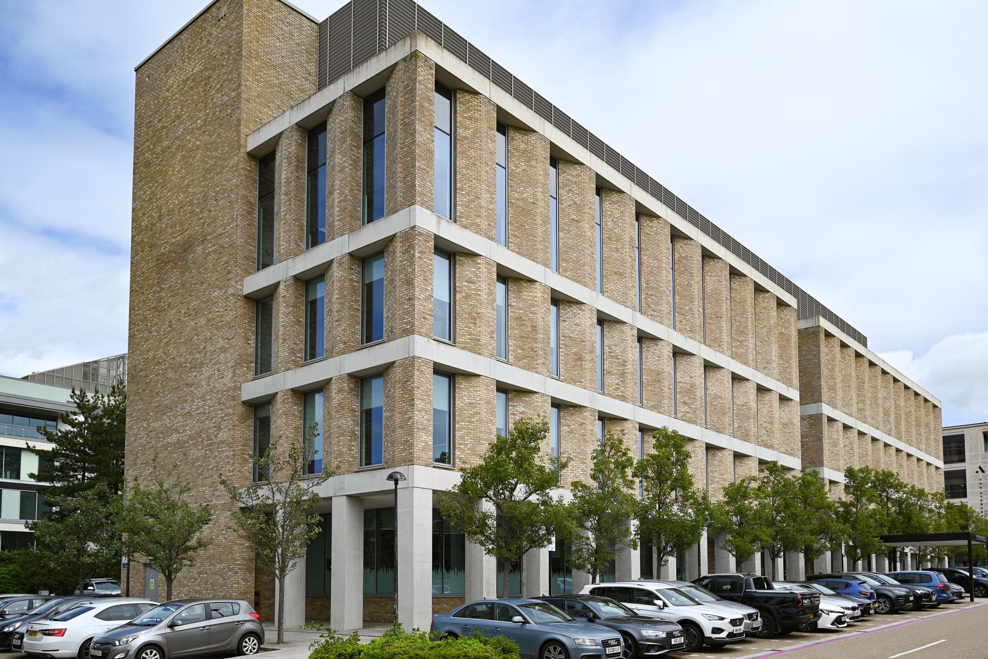 Avebury Blvd, Milton Keynes to rent Building Photo- Image 1 of 11