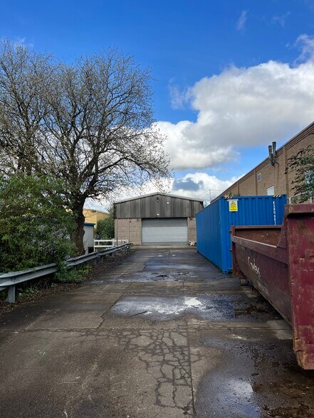 119 Provost Way, Luton to rent - Building Photo - Image 2 of 3