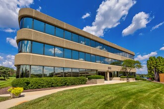 2707 Butterfield Rd, Oak Brook, IL for rent Building Photo- Image 2 of 3