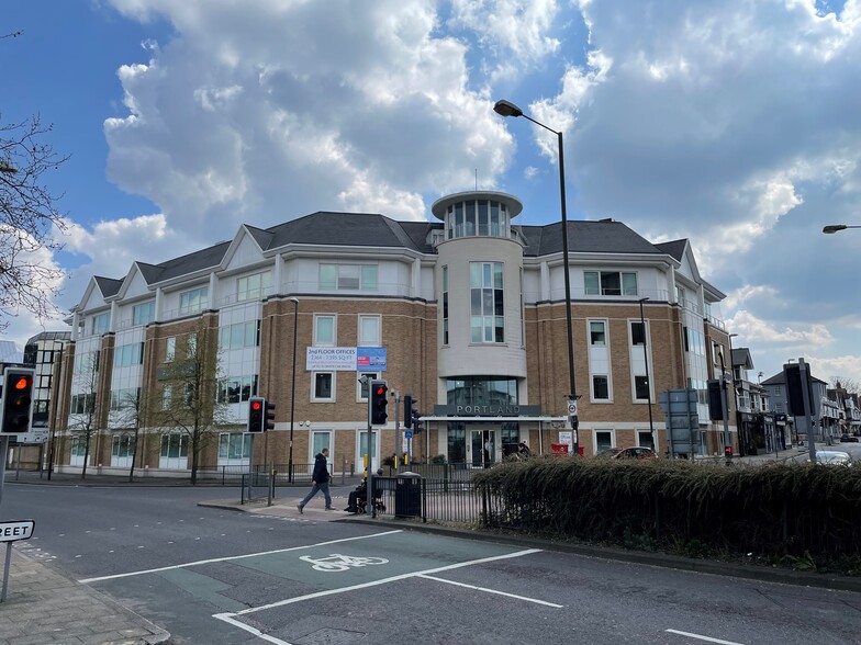 25 High St, Crawley for rent - Building Photo - Image 1 of 9