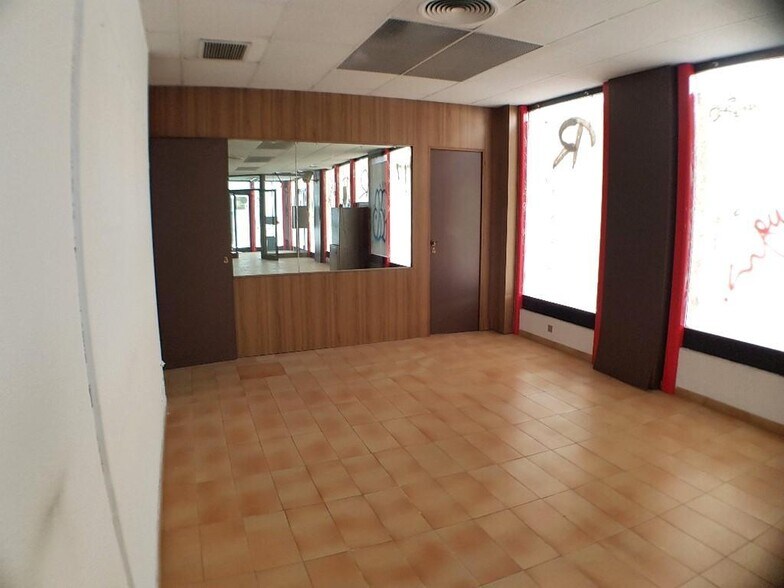 Carrer Transversal, 172, Terrassa, Barcelona for sale - Interior Photo - Image 2 of 2