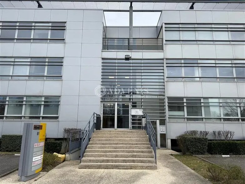 Office in Saint-Priest to rent - Building Photo - Image 2 of 8