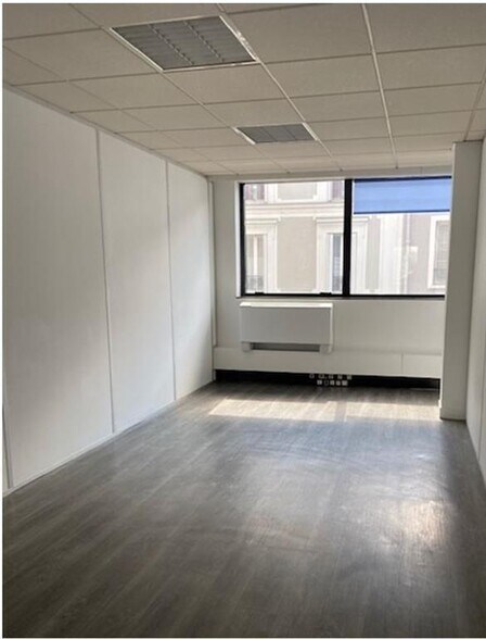 Office in Levallois-Perret to rent - Interior Photo - Image 2 of 7