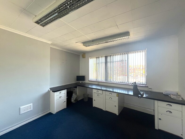 35 Woodside Rd, Amersham to rent - Building Photo - Image 3 of 3