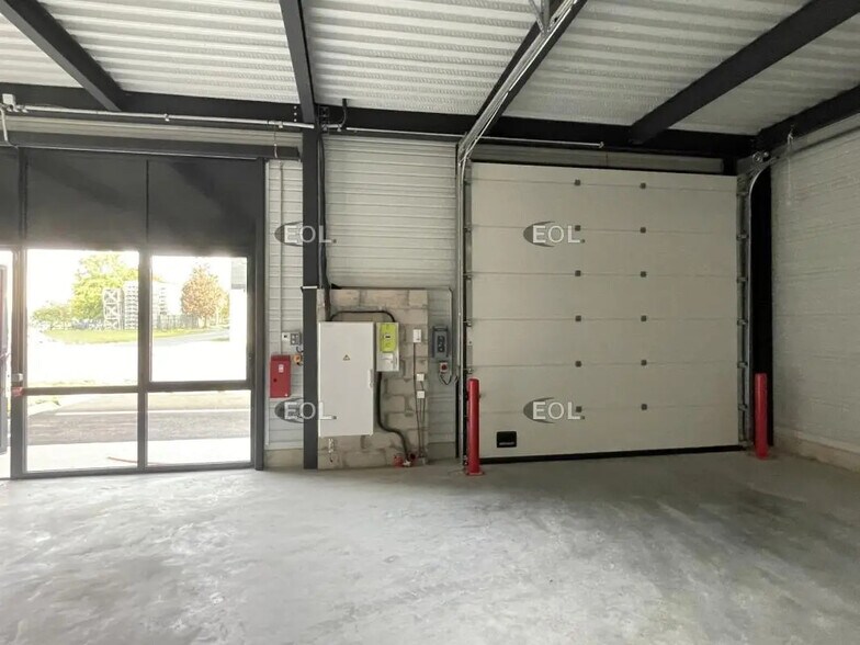 Light Industrial in Éragny to rent - Building Photo - Image 3 of 8