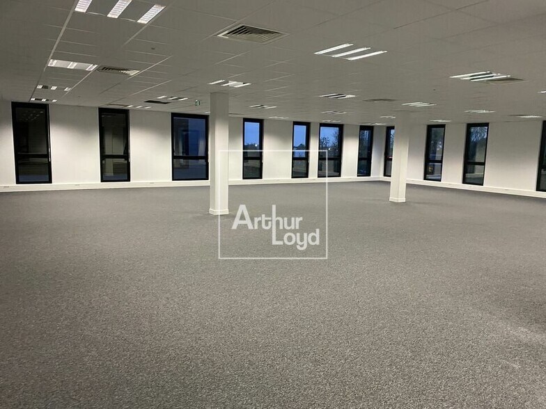 Office in Lieusaint to rent - Interior Photo - Image 2 of 8