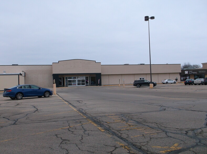 1188-1200 W Fond Du Lac St, Ripon, WI for sale - Building Photo - Image 1 of 1