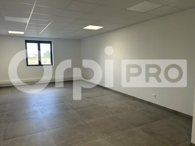 Office in Civrieux to rent - Interior Photo - Image 2 of 3