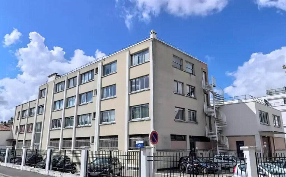 Office in Maisons-Alfort to rent - Building Photo - Image 1 of 2