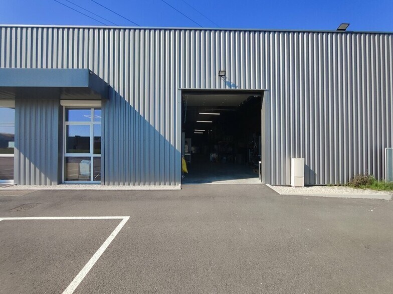 Industrial in Grenay to rent - Building Photo - Image 1 of 12