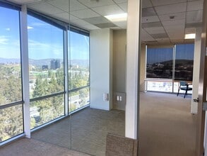 21031 Ventura Blvd, Woodland Hills, CA to rent Building Photo- Image 1 of 11