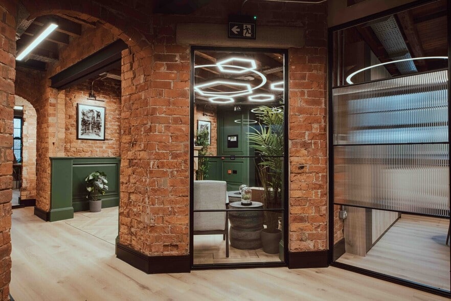 70 Brinksway, Stockport to rent - Interior Photo - Image 2 of 8